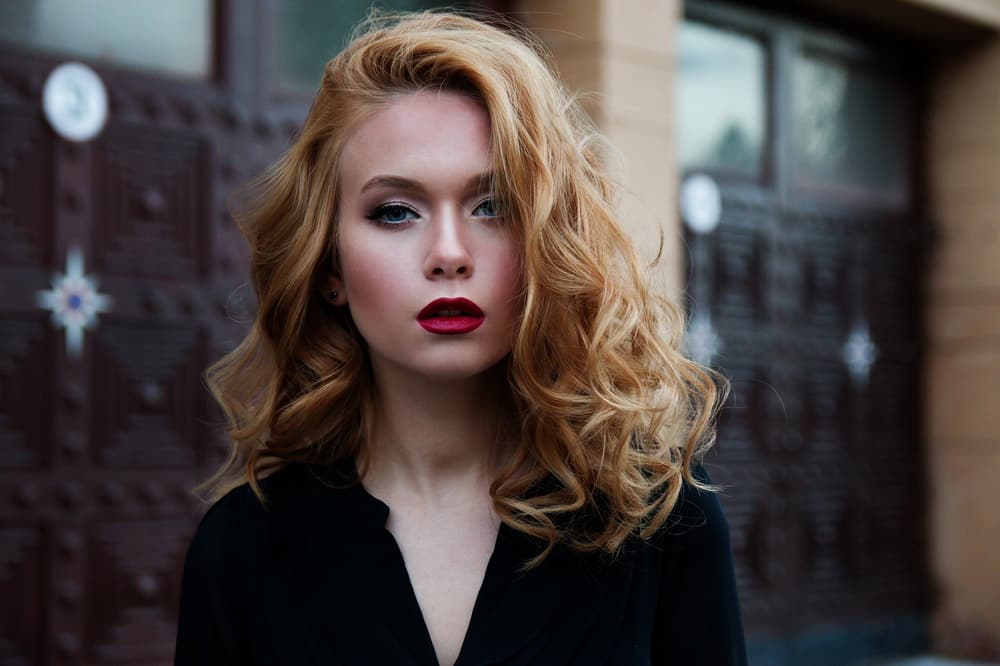 Ondulations glamour sur cheveux blonds pour une soirée