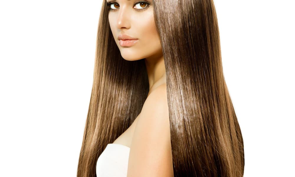 Cheveux longs parfaitement lisses et brillants après un lissage brésilien
