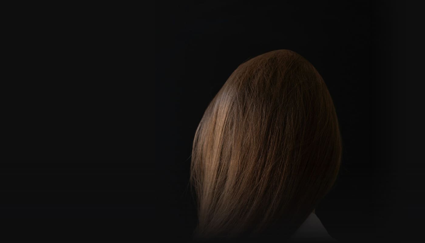 Cheveux longs, lisses et brillants sur fond noir