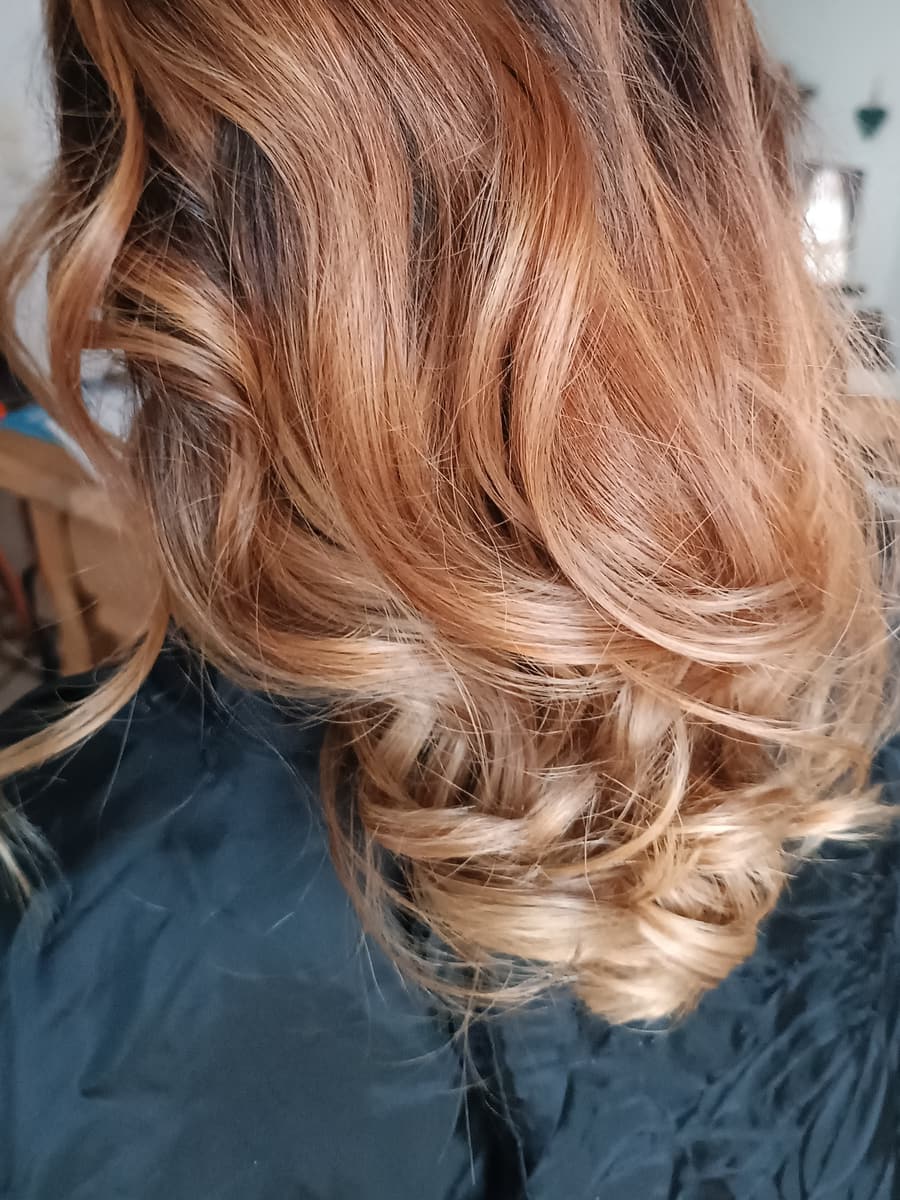 Balayage caramel sur cheveux longs ondulés