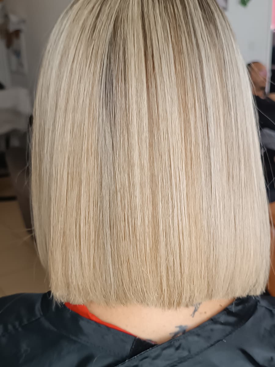 Carré mi-long blond polaire réalisé à domicile