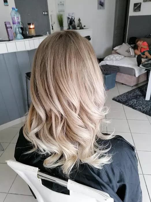 Balayage blond sur ondulations — réalisation OzAymCoiff à domicile
