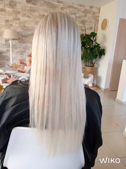 Blond polaire cheveux longs — réalisation OzAymCoiff à domicile