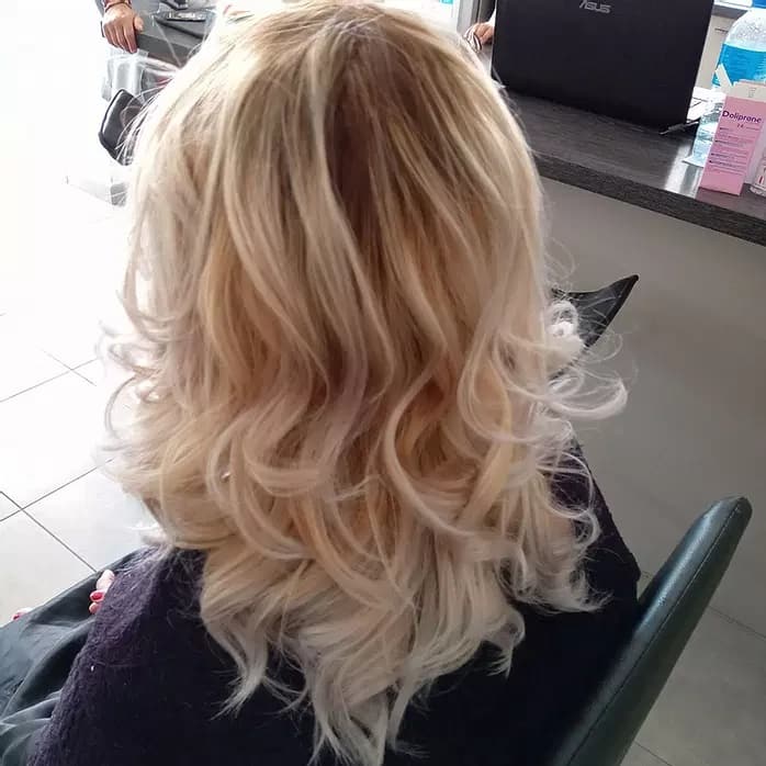 Boucles blondes lumineuses — réalisation OzAymCoiff à domicile